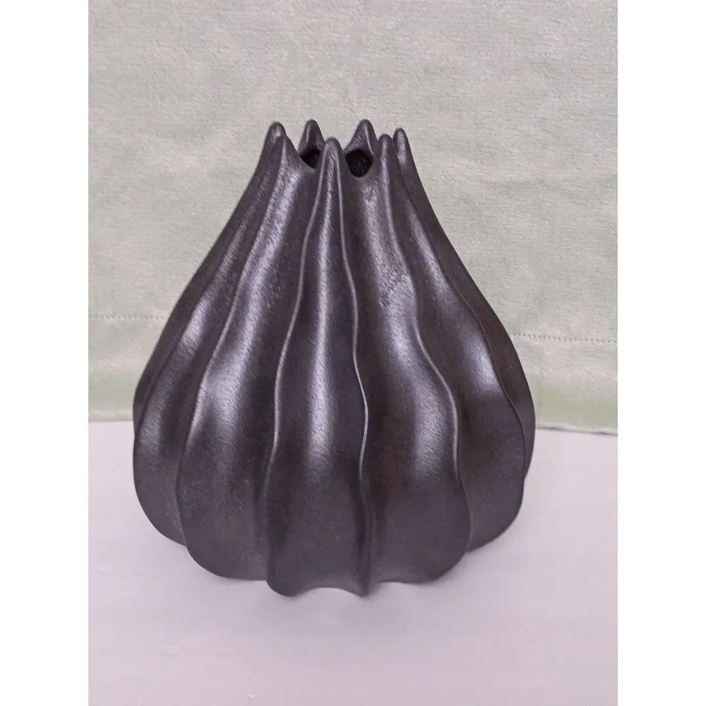 Wavy Ribbed Black Ceramic Modern Style Home Decor Centerpiece Vase - Picture 9 of 10